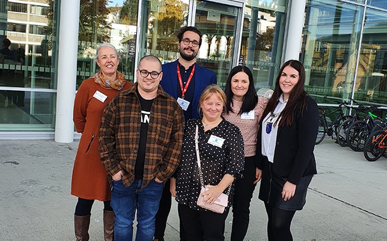 Beate Ulseth Pettersen, leder for Losen lavterskelsenter,  Mats Berntsen, leder for psykososialt kriseteam, Tom Harder Hansen, May Ingunn Ingebrigtsen, og Linda Rognseth, alle Livskrisehjelpen, og Marlene Berntsen Bråthen, varaordfører i Tromsø - © Kjetil Orrem/NAPHA Beate Ulseth Pettersen, leder for Losen lavterskelsenter,  Mats Berntsen, leder for psykososialt kriseteam, Tom Harder Hansen, May Ingunn Ingebrigtsen, og Linda Rognseth, alle Livskrisehjelpen, og Marlene Berntsen Bråthen, varaordfører i Tromsø