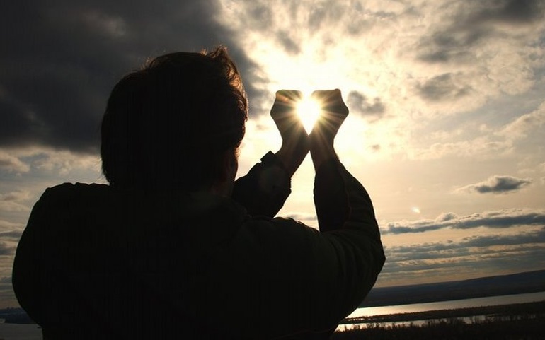håp - hjerte som lyser i skyggen (758 x 472) - © Illustrasjonsfoto: www.colourbox.no håp - hjerte som lyser i skyggen