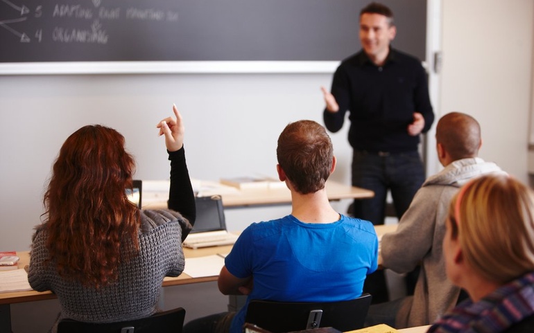 Lærer og elever - © www.colourbox.no Lærer og elever