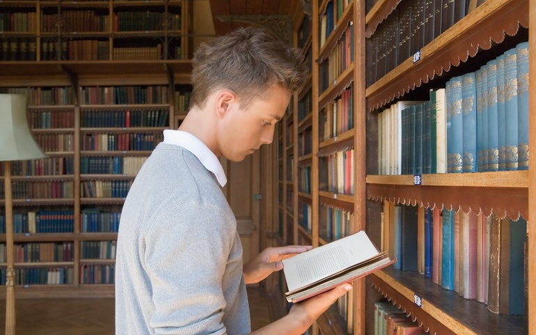Ung leser i bibliotek - © Illustrasjonsfoto:www.colourbox.com Ung leser i bibliotek