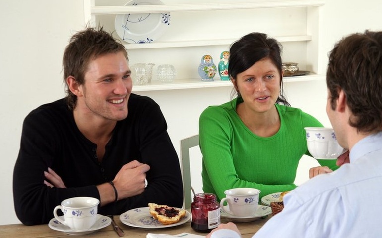 Tre mennesker spiser lunsj sammen - © www.colourbox.no Tre mennesker spiser lunsj sammen