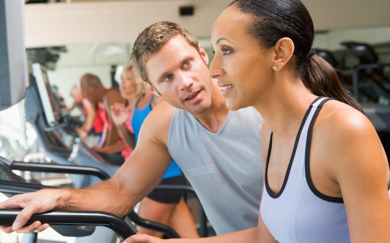 Kvinne oppmuntres av trener - © www.colourbox.no Kvinne oppmuntres av trener