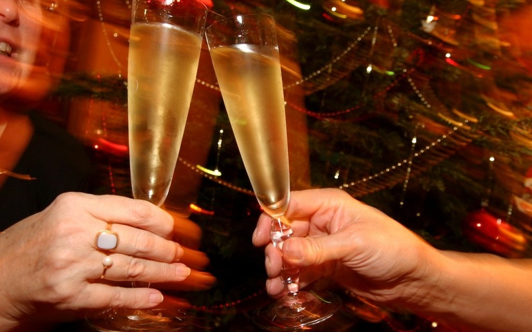 Glass med alkohol på julefest - © www.colourbox.no Glass med alkohol på julefest