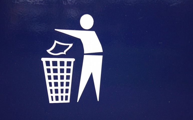 Papir kastes i søppelkasse - © www.colourbox.com Papir kastes i søppelkasse