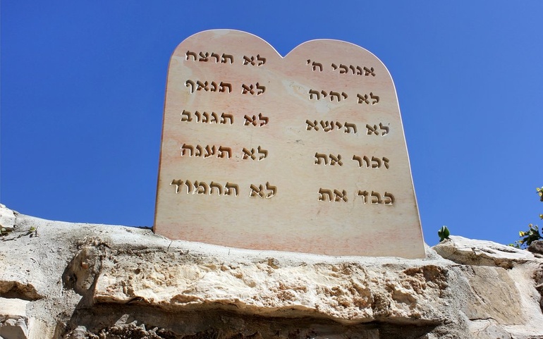 Steintavle med ti bud - © www.colourbox.com Steintavle med ti bud