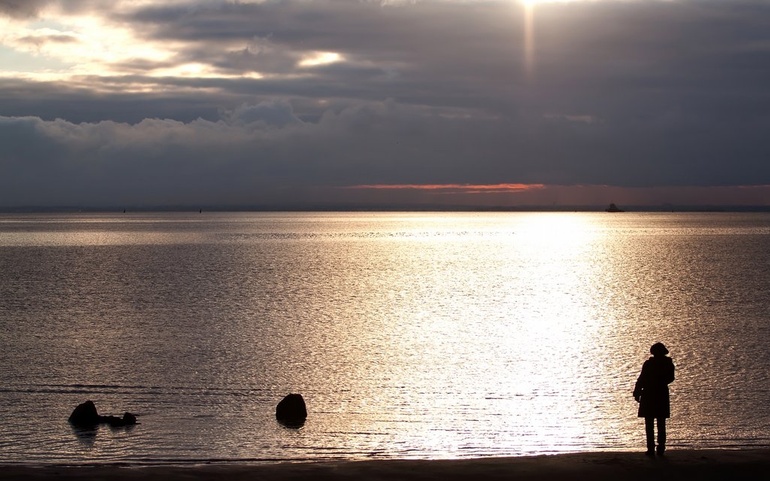 Solnedgang over vann - © www.colourbox.com Solnedgang over vann