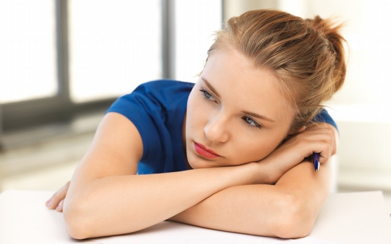 Ung bekymret jente2 - © www.colourbox.com Ung bekymret jente