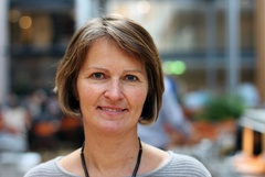 Grå genser svart smykke