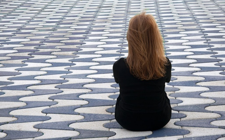 Ung person som sitter med ryggen til kamera, tankefull - © www.colourbox.com Ung person som sitter med ryggen til kamera, tankefull