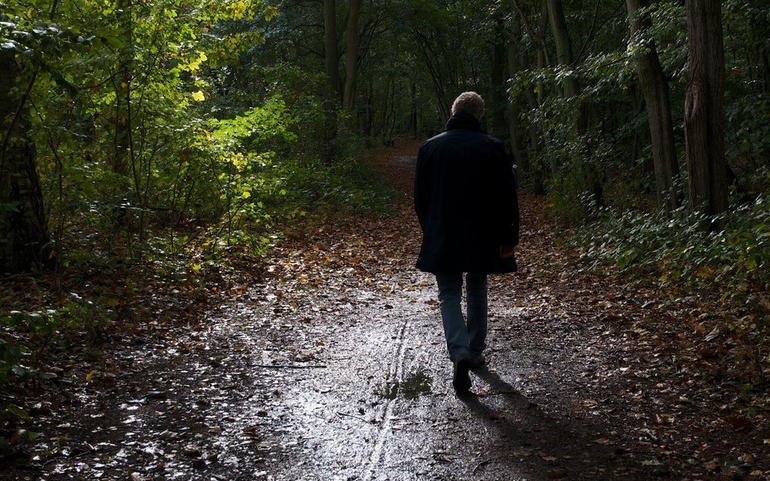 Mann på sti - © Illustrasjonsfoto: www.colourbox.com Mann på sti