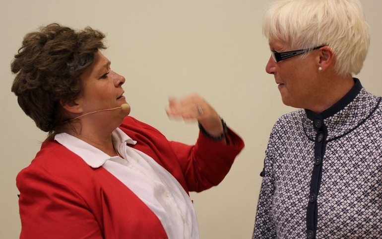 Rigmor Galtung (t.v) her i rollen som Gro Harlem Brundtland, sammen med leder ved DPS Stjørdal, Ann Inger Leitrø. (947 x 655) - © Roald Lund Fleiner/NAPHA Rigmor Galtung (t.v) her i rollen som Gro Harlem Brundtland, sammen med leder ved DPS Stjørdal, Ann Inger Leitrø. (947 x 655)